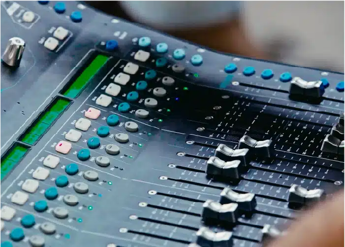 Photo d'une table de mixage audio, utilisée par La Mine Productions et prise pour le trailer de La Mine Productions.