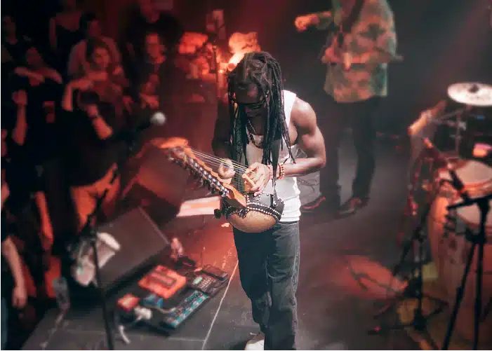 Photo prise lors d'un concert pour lequel le clip a été tourné avec l'équipe de La Mine Productions. On y voit Teriya Silo se produire sur scène.