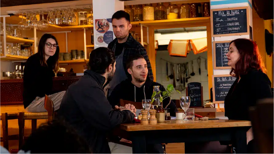 Photo de collaborateur·rices de La Mine Productions prise pendant un échange convivial autour d'un repas.