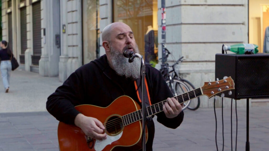 Tournage d'un teaser réalisé par la Mine productions dans le cadre de chaque vendredi est une fête avec ici un guitariste chantant debout dans la rue.