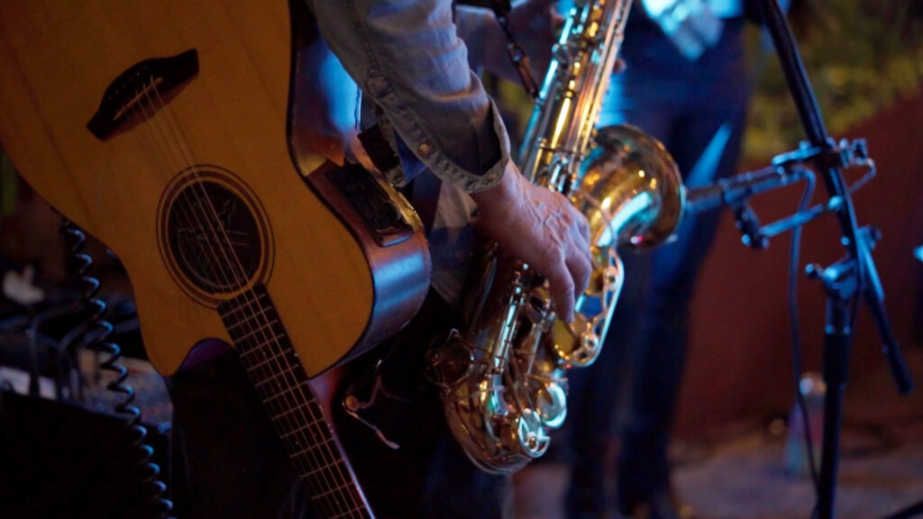 Tournage d'un teaser réalisé par la Mine productions dans le cadre de chaque vendredi est une fête avec ici saxophone de profil en gros plan.
