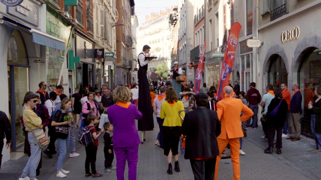 Tournage d'un teaser réalisé par la Mine productions dans le cadre de chaque vendredi est une fête avec ici des artistes de rues : échassier, musiciens au milieu de la rue.