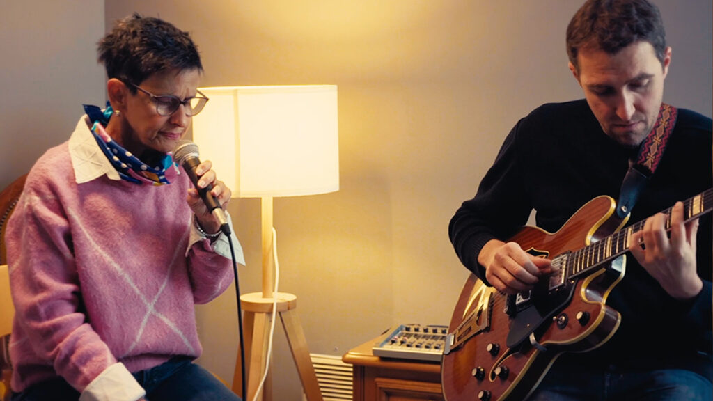 Guida Bulha et Pierre Frednucci sur le projet interstices enregistré dans le studio vidéo de la Mine productions. Ici, Pierre Frednucci à la guitare avec Guida Bulha à la voix.