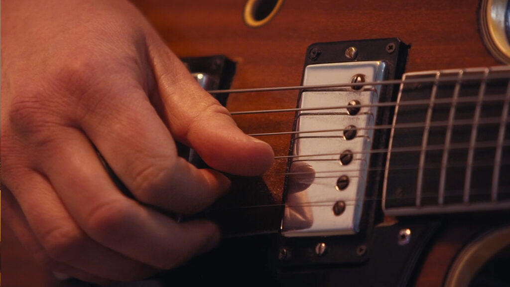 Guida Bulha et Pierre Frednucci sur le projet interstices enregistré dans le studio vidéo de la Mine productions. Ici, Pierre Frednucci à la guitare.