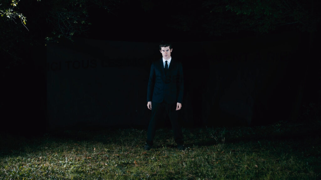 Kirkor Albert interprétant son titre "les mots" lors du tournage du clp réalisé par la Mine Productions. Ici Albert est de face en plan large immobile dans la nuit.