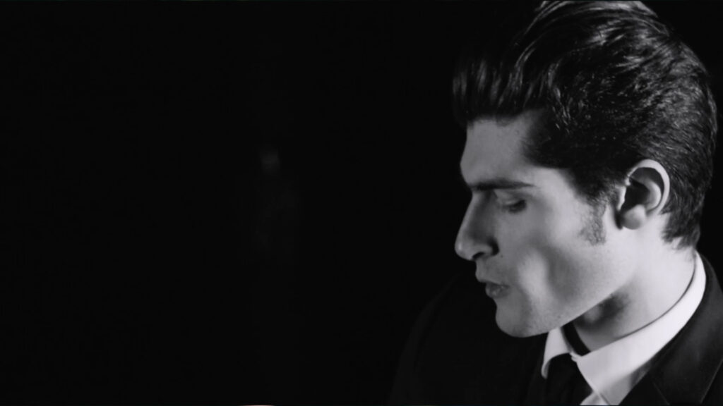 Kirkor Albert interprétant son titre "les mots" lors du tournage du clp réalisé par la Mine Productions. Ici Albert est de profil en gros plan et en noir et blanc.