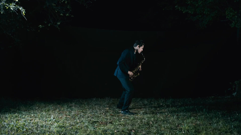 Kirkor Albert interprétant son titre "les mots" lors du tournage du clp réalisé par la Mine Productions. Ici Albert est de profil dans la nuit et joue du saxophone