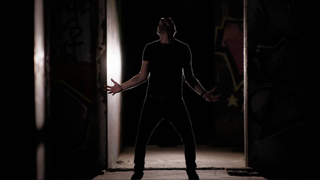 Le chanteur du groupe the bush ranger story de dos devant les montagne au crépuscule, lors du tournage du clip coeur noir réalisé par la Mine productions