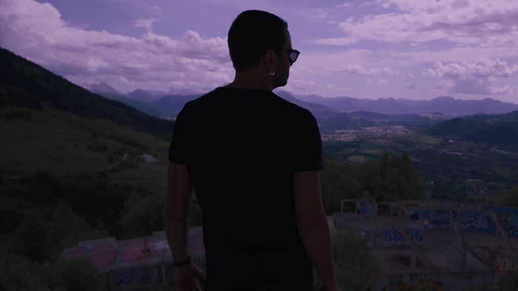 Le chanteur du groupe the bush ranger story de dos devant les montagne au crépuscule, lors du tournage du clip coeur noir réalisé par la Mine productions